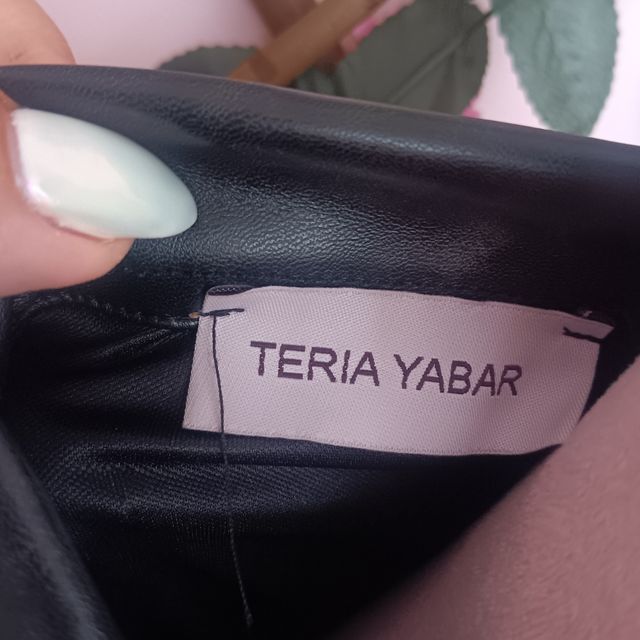 Sobrecamisa negra y roja Yabar