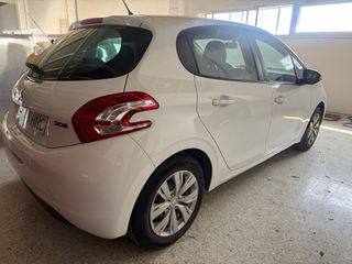 Peugeot 208 2012