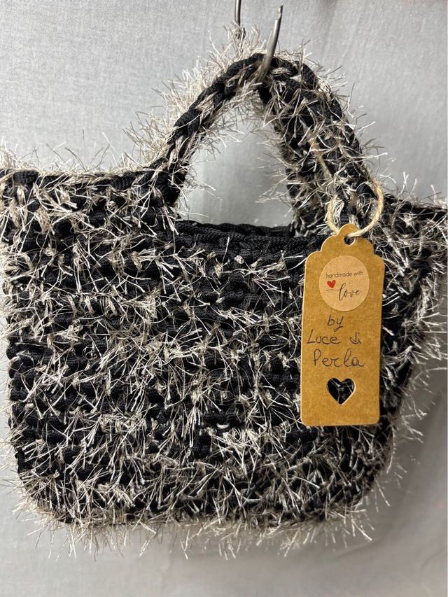 Mini borsa uncinetto nera con pelo