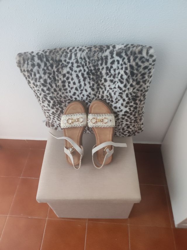 Sandalias planas beis sin usar,queda número grande