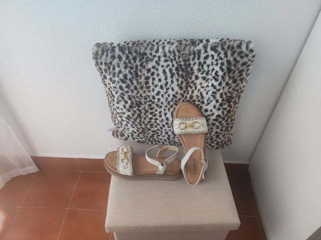 Sandalias planas beis sin usar,queda número grande