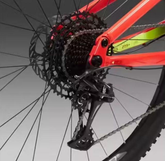 Bicicleta Rockrider 100XC roja. Doble suspensión