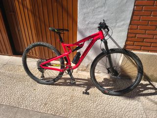 Bicicleta Rockrider 100XC roja. Doble suspensión 