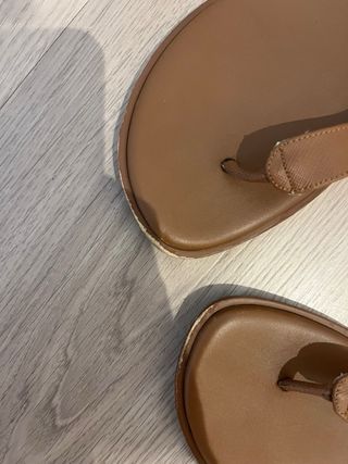 Sandalias Michael Kors planas camel