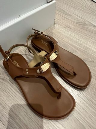 Sandalias Michael Kors planas camel