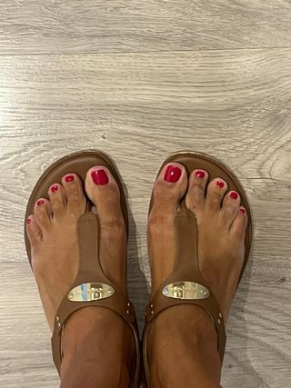 Sandalias Michael Kors planas camel