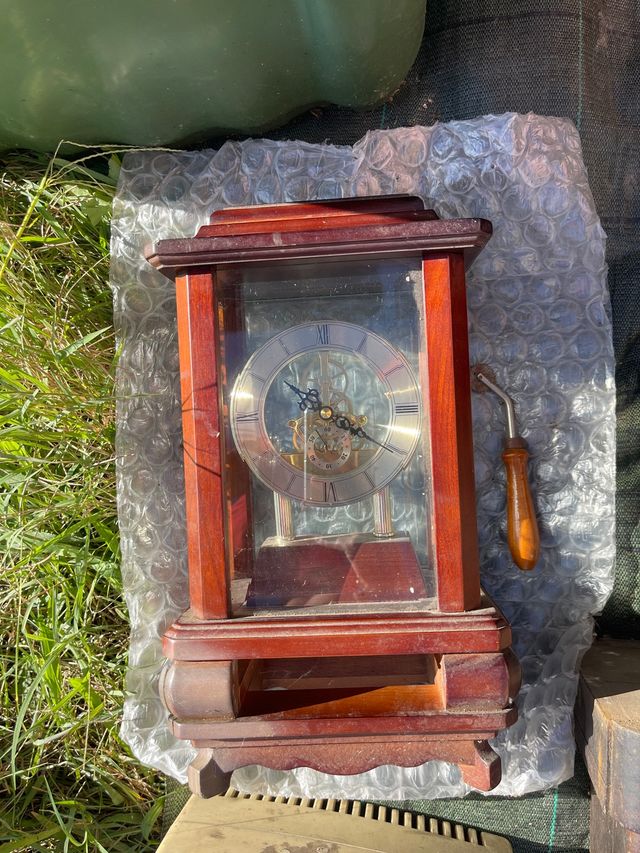 Reloj antiguo de madera