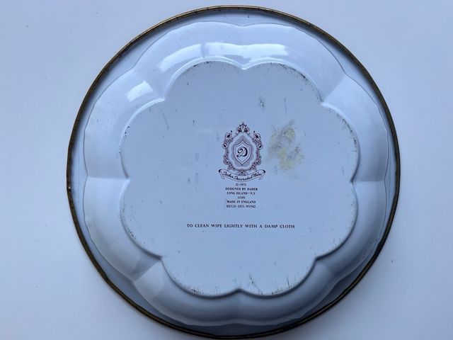 Plato vintage metal rojo-blanco