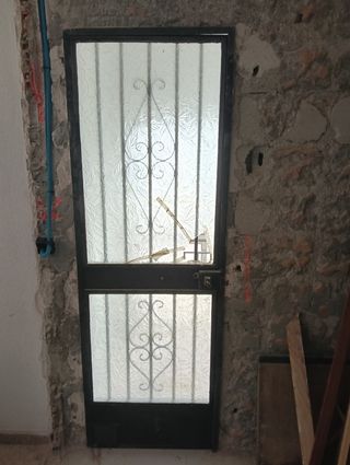 Puerta metálica antigua