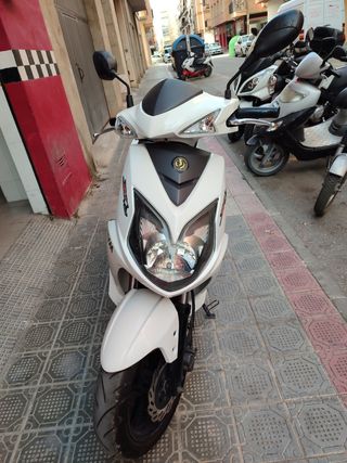 Moto SYM Jet 4 125 blanca