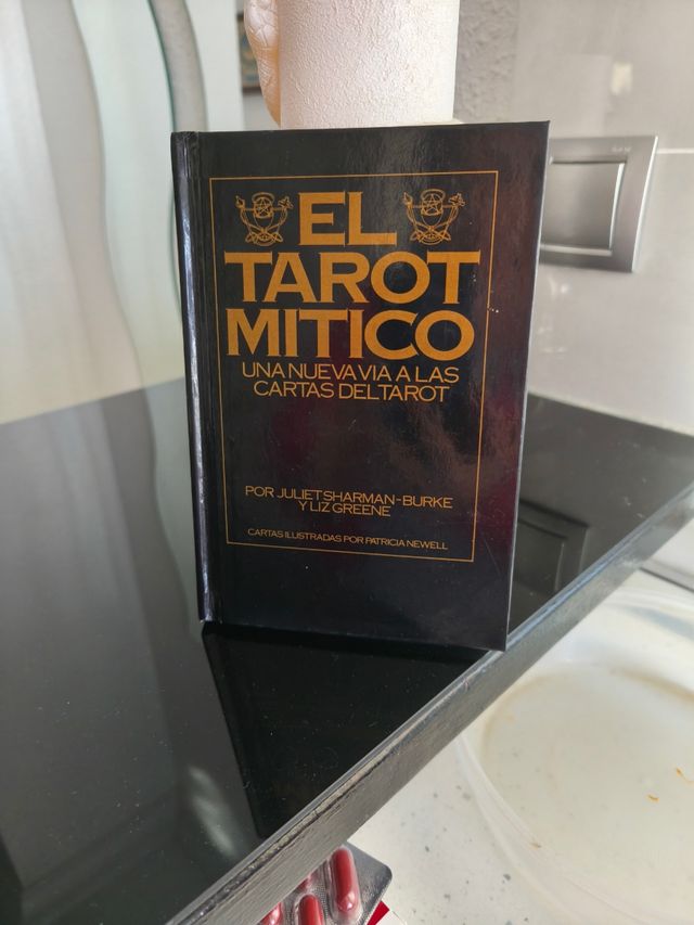 El Tarot Mitico/ The Mythic Tarot: cartas y libro