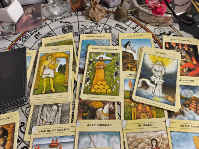 El Tarot Mitico/ The Mythic Tarot: cartas y libro