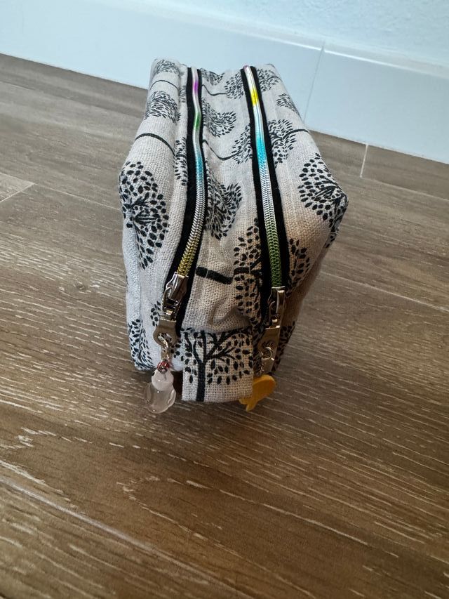 Neceser artesanal beige-negro.