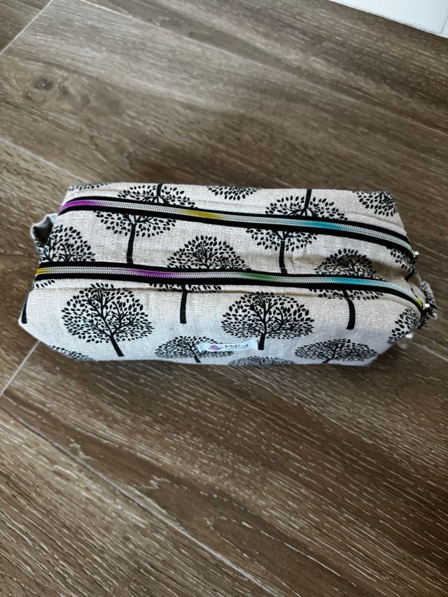 Neceser artesanal beige-negro.