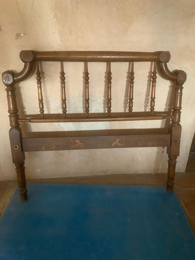 Cabecero antiguo de madera