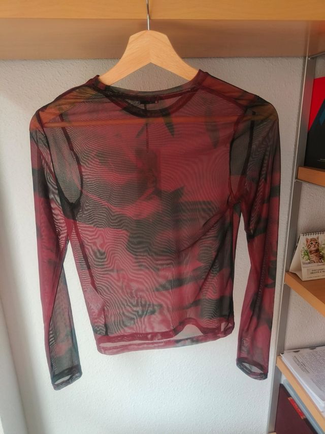 Camiseta roja y negra transparente