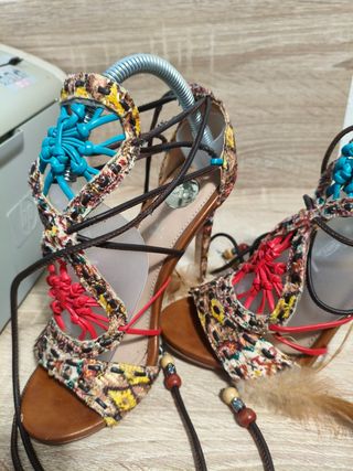 Sandalias tacón multicolor talla 38