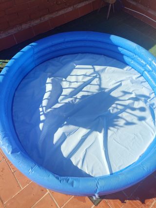 Piscina hinchable azul
