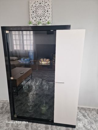Vitrina salón blanco-negro
