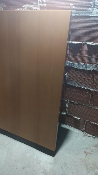 Mesa de madera marrón