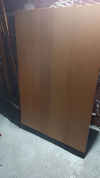 Mesa de madera marrón