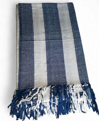 Manta mandala azul e branco listrada