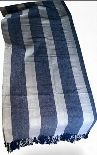 Manta mandala azul e branco listrada