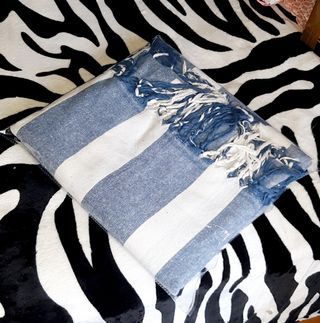 Manta mandala azul e branco listrada