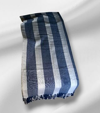 Manta mandala azul e branco listrada