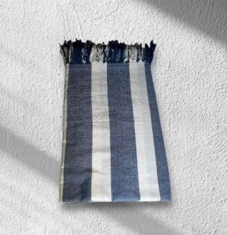 Manta mandala azul e branco listrada