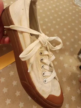 Zapatillas color crudo goma marrón