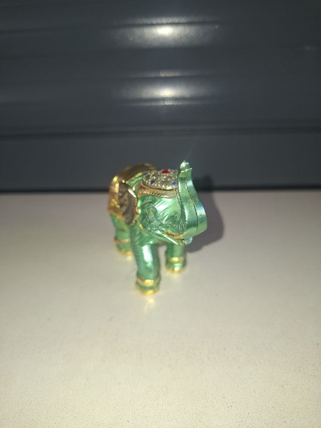 Elefante thailandese in metallo oro-verde