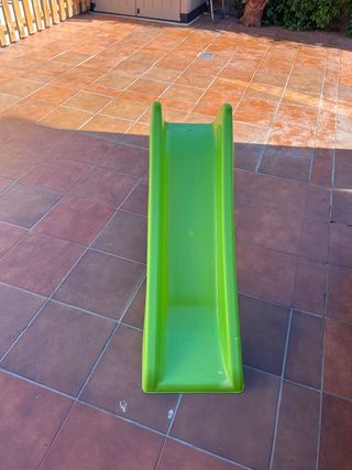 Tobogán verde infantil