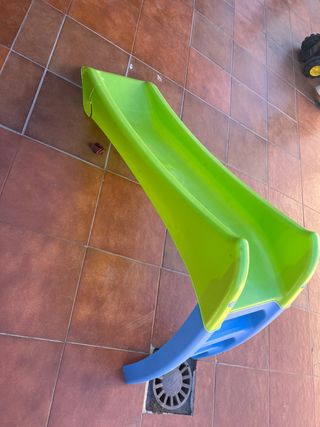 Tobogán verde infantil