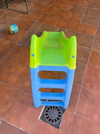 Tobogán verde infantil