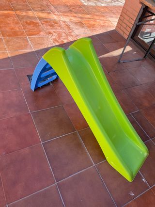 Tobogán verde infantil