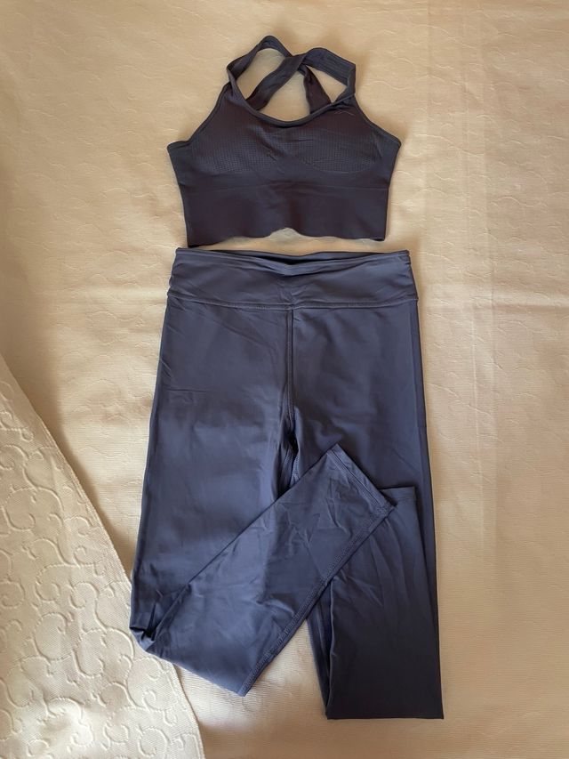 Conjunto deportivo azul grisáceo