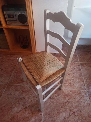 Silla blanca de madera y sisal