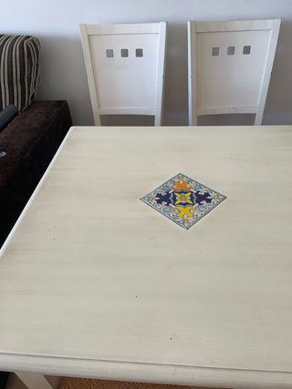 Mesa Comedor + 4 sillas blancas 