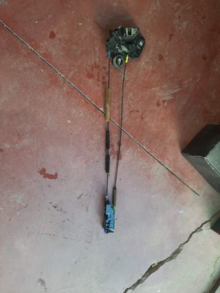 Cerradura puerta trasera izq. Toyota Avensis