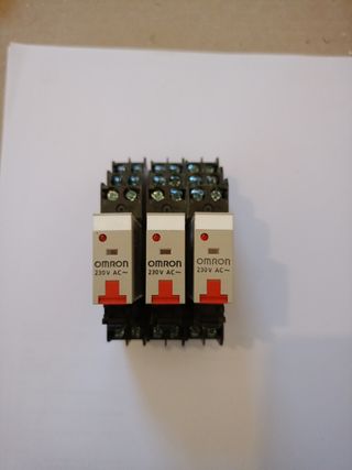 3 Relés OMRON 230V AC~