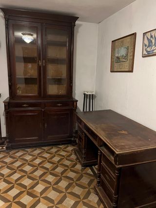 Antigua biblioteca y escritorio de madera