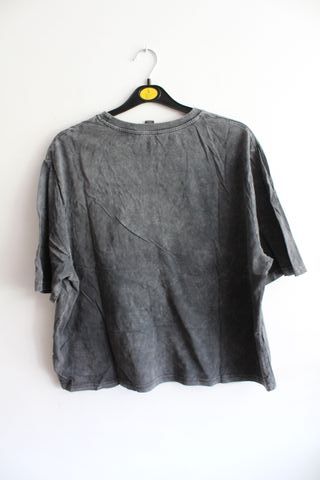 Camiseta gris oversize con estampado de mariposas