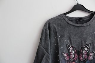 Camiseta gris oversize con estampado de mariposas