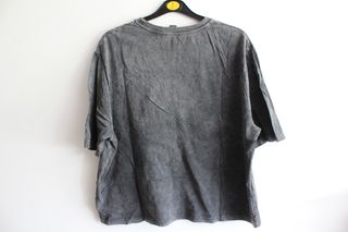 Camiseta gris oversize con estampado de mariposas