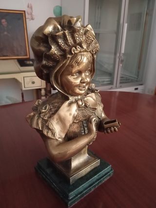 Figura bronce niña estilo antiguo