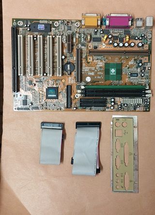 Scheda madre Soyo SY-6VCA + Ram e altro