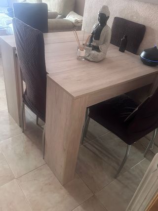 Mesa extensible beige y 4 sillas polipiel blancaS