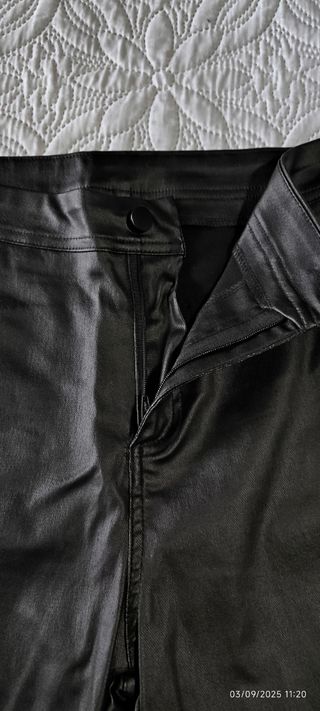 Pantalones polipiel negro