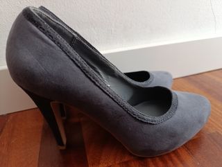 Tacones grises elegantes